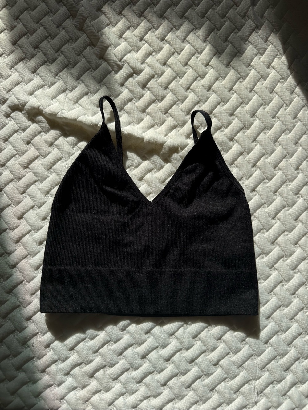 Seamless V-Neck Bralette - Black
